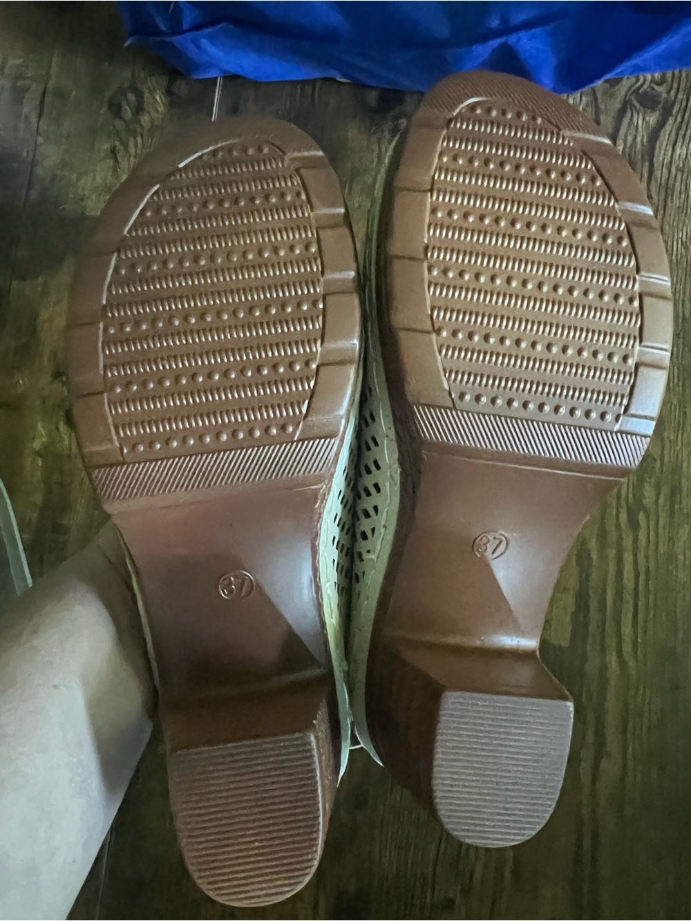 Women’s Cream Floral Cutout Slingback Sandals - Picture 3 of 3